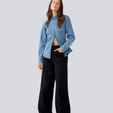 Jeans in black with wide legs in a cotton denim. IsoldeMDpants has a high waist, front and back pockets and a tie band at the waist. The model is 177 cm and wears a size S/36.
