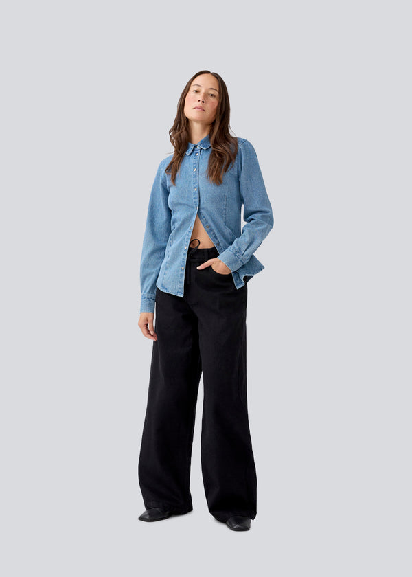 Jeans in black with wide legs in a cotton denim. IsoldeMDpants has a high waist, front and back pockets and a tie band at the waist. The model is 177 cm and wears a size S/36.