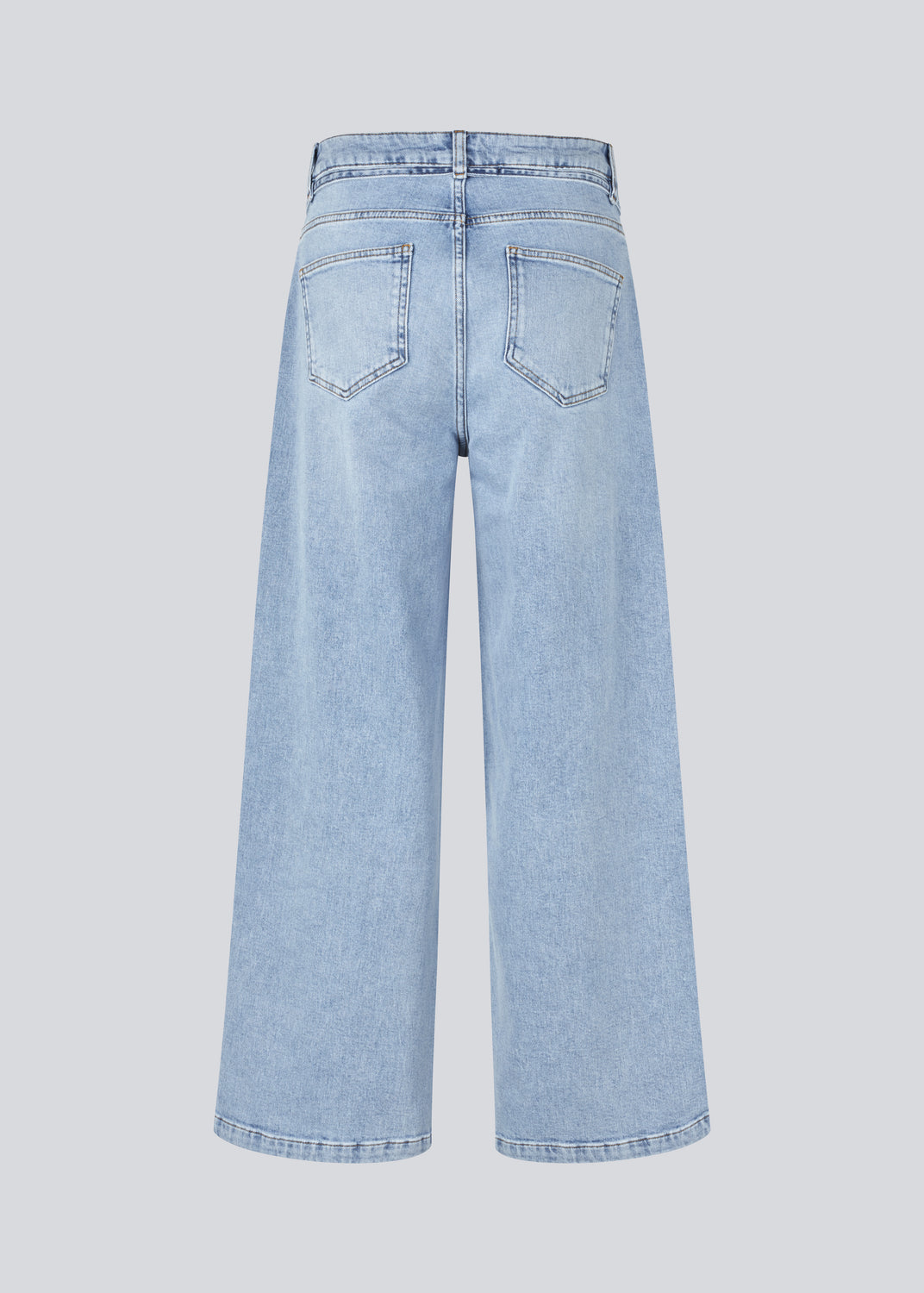 Jeans in denim blue with wide legs in a cotton denim. IsoldeMD pants have a high waist, front and back pockets and a tie band at the waist.