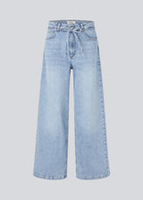 Jeans in denim blue with wide legs in a cotton denim. IsoldeMD pants have a high waist, front and back pockets and a tie band at the waist.