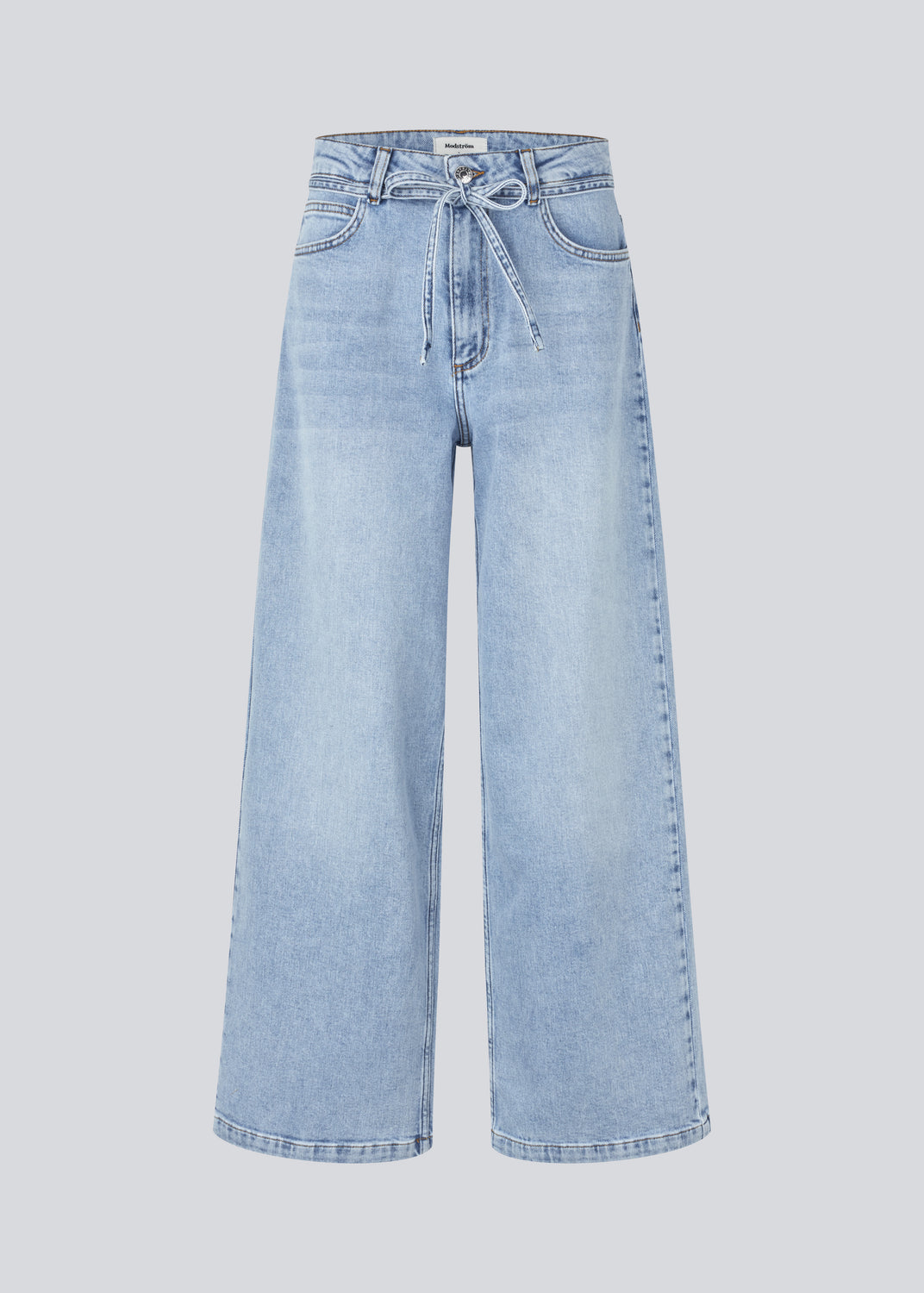 Jeans in denim blue with wide legs in a cotton denim. IsoldeMD pants have a high waist, front and back pockets and a tie band at the waist.