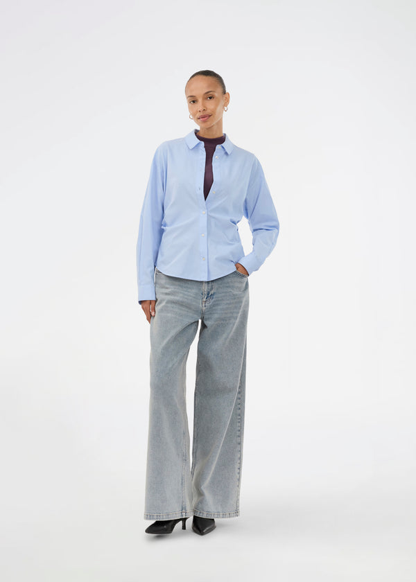 Jeans with wide legs in cotton denim in a light blue wash. IsoldeMD pants have a high waist, front and back pockets and a tie band at the waist.