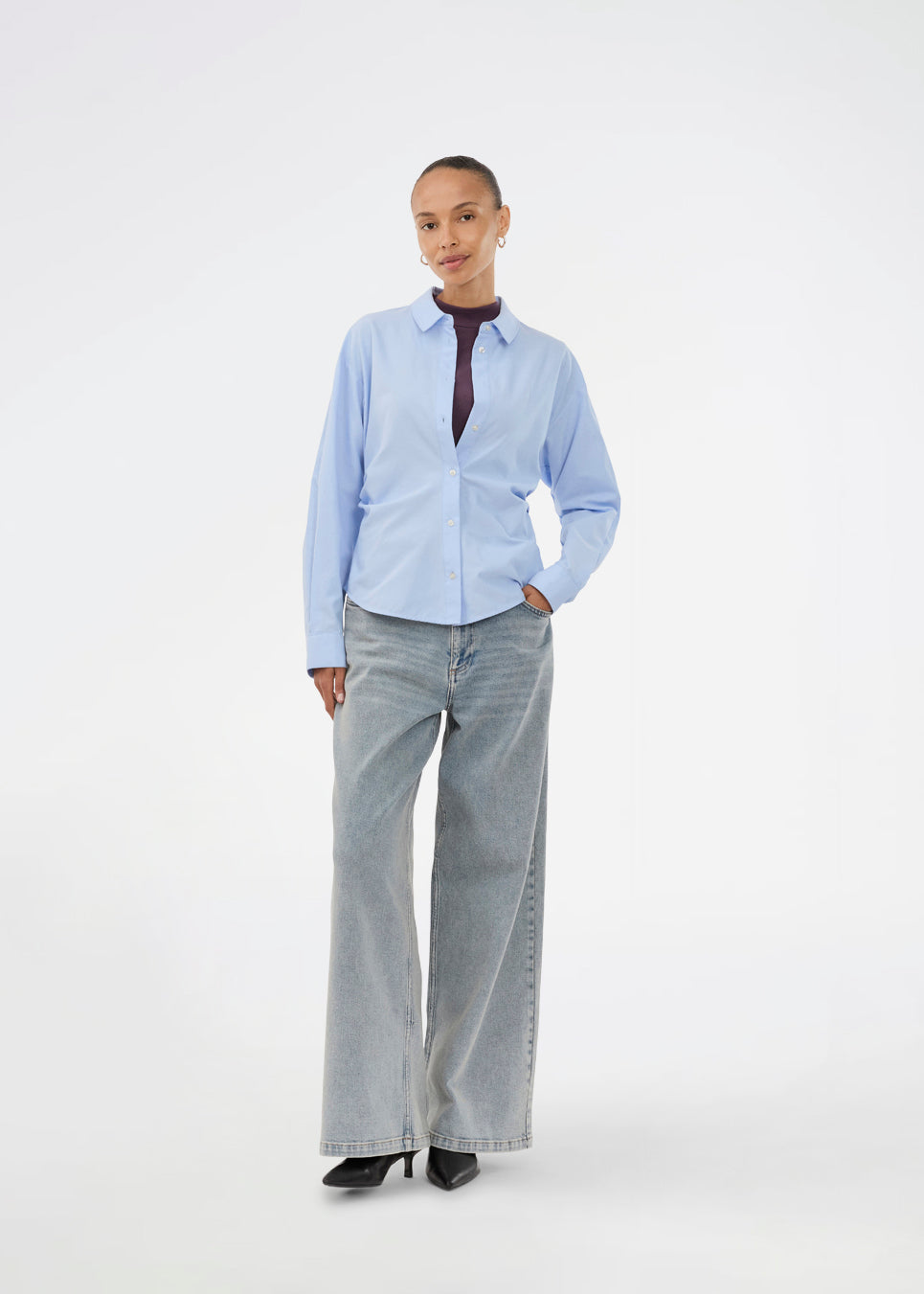 Jeans with wide legs in cotton denim in a light blue wash. IsoldeMD pants have a high waist, front and back pockets and a tie band at the waist.