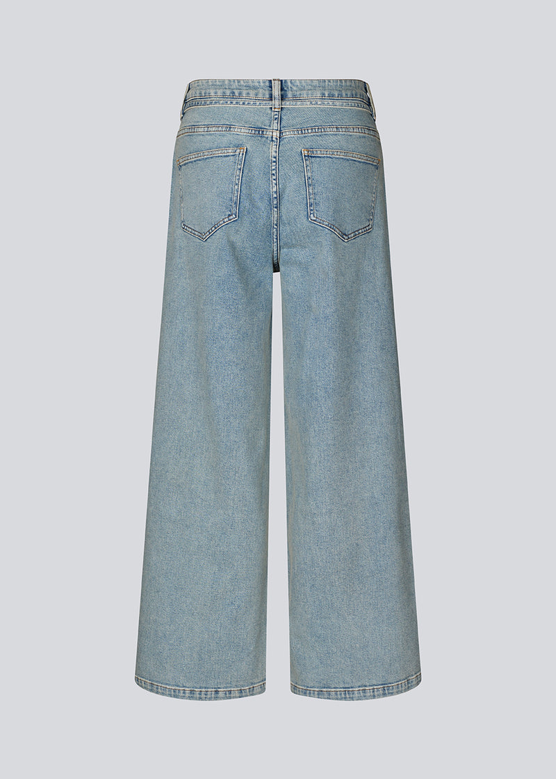 Jeans with wide legs in cotton denim in a light blue wash. IsoldeMD pants have a high waist, front and back pockets and a tie band at the waist.