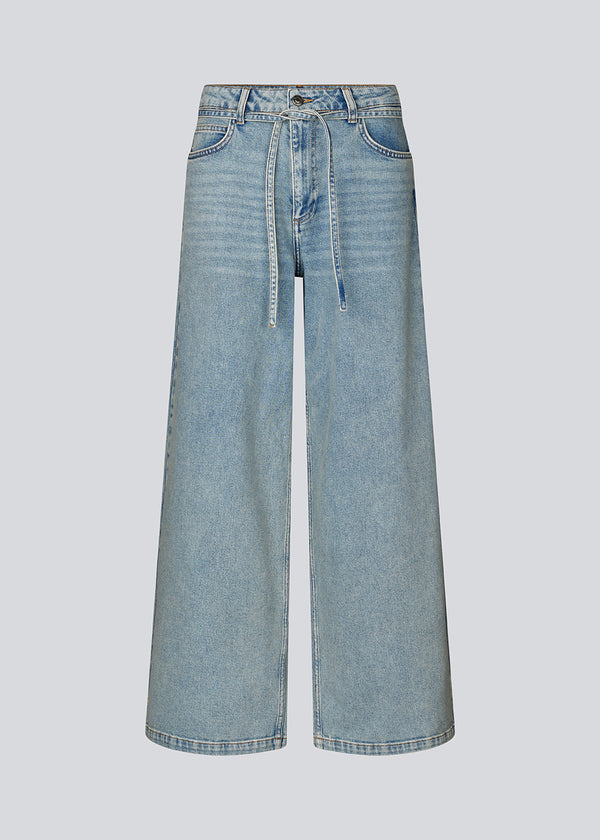 Jeans with wide legs in cotton denim in a light blue wash. IsoldeMD pants have a high waist, front and back pockets and a tie band at the waist.