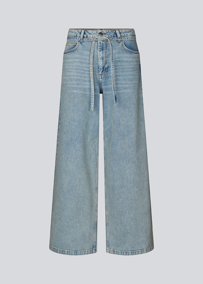Jeans with wide legs in cotton denim in a light blue wash. IsoldeMD pants have a high waist, front and back pockets and a tie band at the waist.