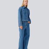 Fitted shirt in denim. IsoldeMD solid shirt has a collar, loose sleeves and a button closure in front.