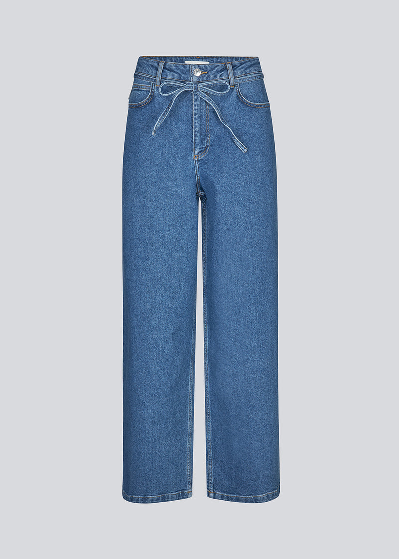 Jeans with wide legs in a cotton denim. IsoldeMD pants has a high waist, front and back pockets and a tie band at the waist.