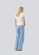 Jeans with wide legs in a cotton denim. IsoldeMD pants has a high waist, front and back pockets and a tie band at the waist.