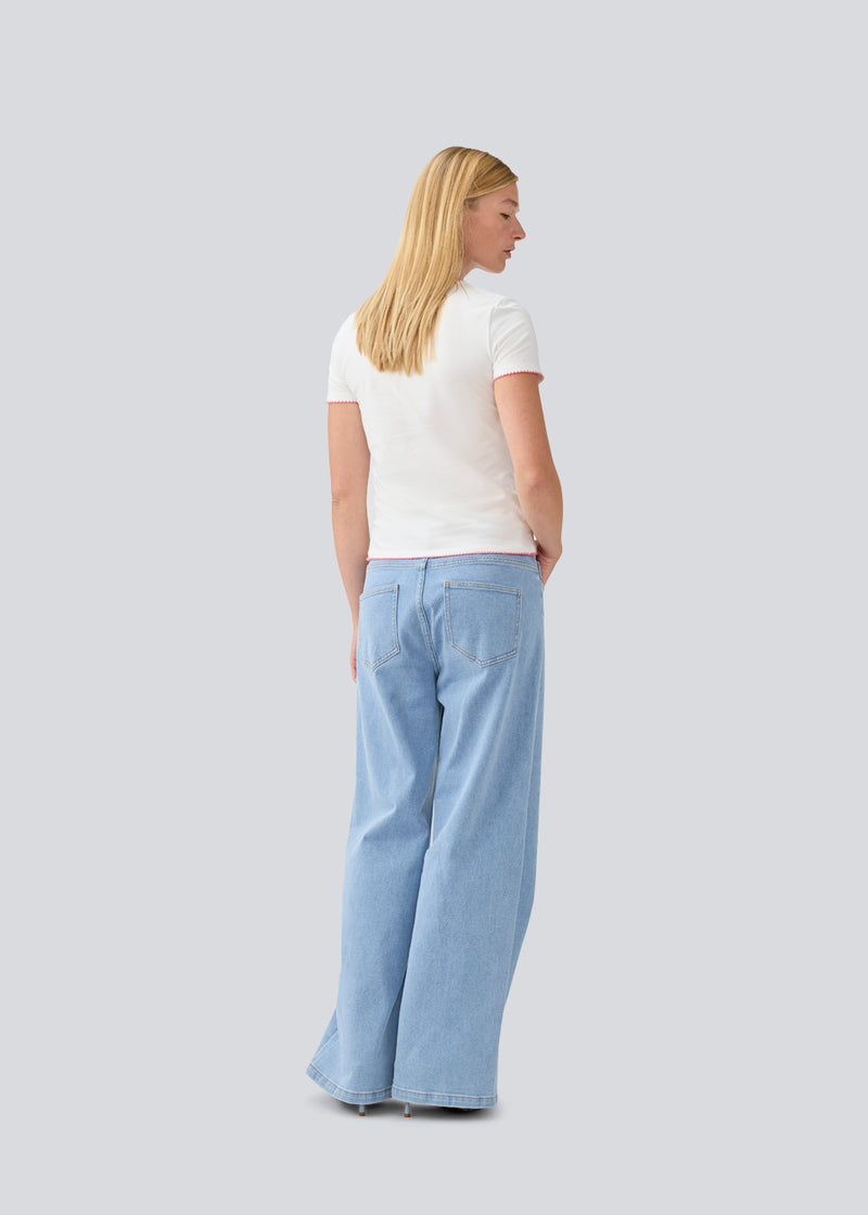 Jeans with wide legs in a cotton denim. IsoldeMD pants has a high waist, front and back pockets and a tie band at the waist.