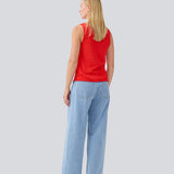 Jeans with wide legs in a cotton denim. IsoldeMD pants has a high waist, front and back pockets and a tie band at the waist.