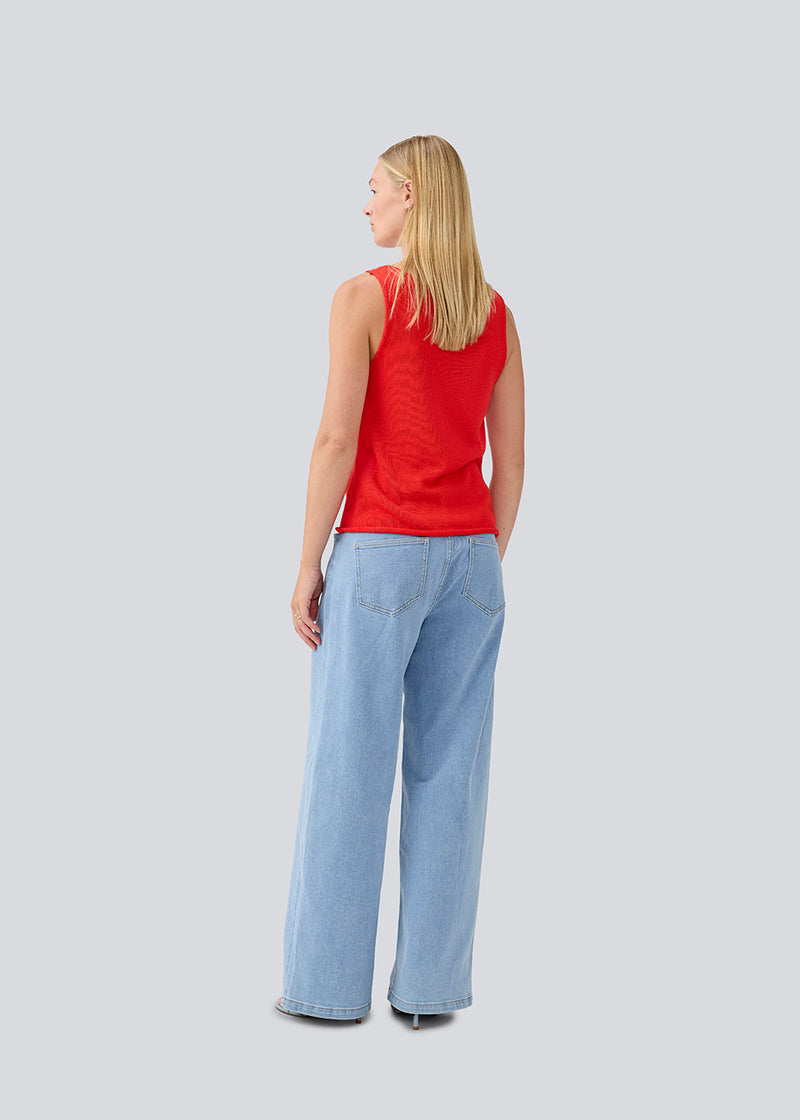 Jeans with wide legs in a cotton denim. IsoldeMD pants has a high waist, front and back pockets and a tie band at the waist.