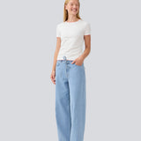 Jeans with wide legs in a cotton denim. IsoldeMD pants has a high waist, front and back pockets and a tie band at the waist.