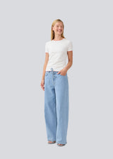 Jeans with wide legs in a cotton denim. IsoldeMD pants has a high waist, front and back pockets and a tie band at the waist.