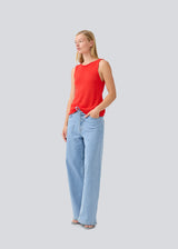 Jeans with wide legs in a cotton denim. IsoldeMD pants has a high waist, front and back pockets and a tie band at the waist.