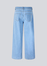 Jeans with wide legs in a cotton denim. IsoldeMD pants has a high waist, front and back pockets and a tie band at the waist.