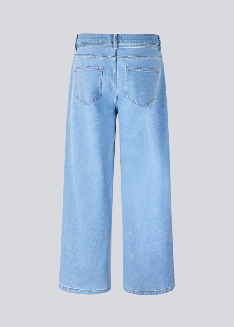 Jeans with wide legs in a cotton denim. IsoldeMD pants has a high waist, front and back pockets and a tie band at the waist.