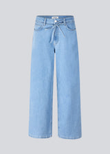 Jeans with wide legs in a cotton denim. IsoldeMD pants has a high waist, front and back pockets and a tie band at the waist.