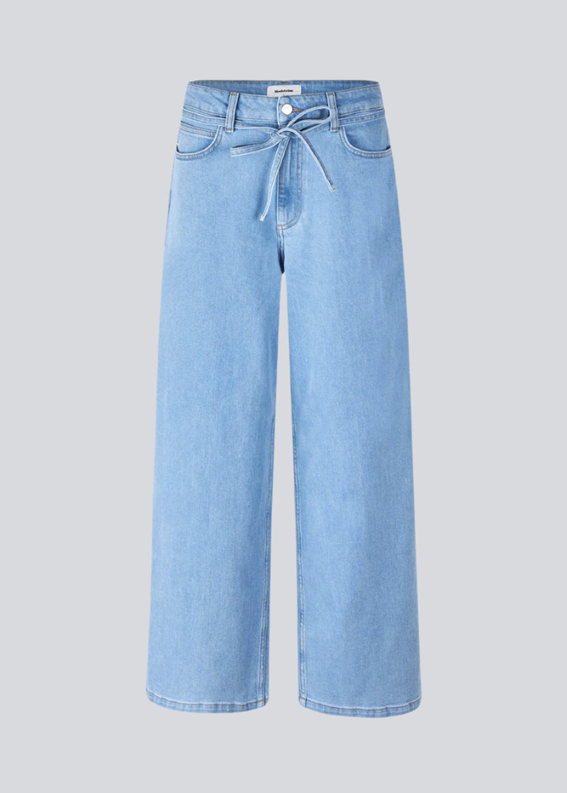 Jeans with wide legs in a cotton denim. IsoldeMD pants has a high waist, front and back pockets and a tie band at the waist.