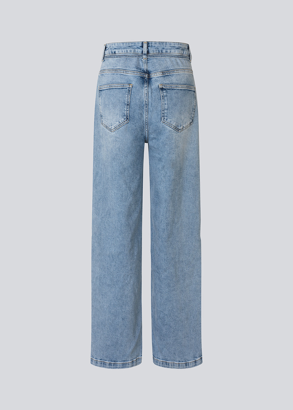 Jeans with wide legs in a cotton denim. IsoldeMD pants has a high waist, front and back pockets and a tie band at the waist.
