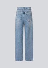 Jeans with wide legs in a cotton denim. IsoldeMD pants has a high waist, front and back pockets and a tie band at the waist.
