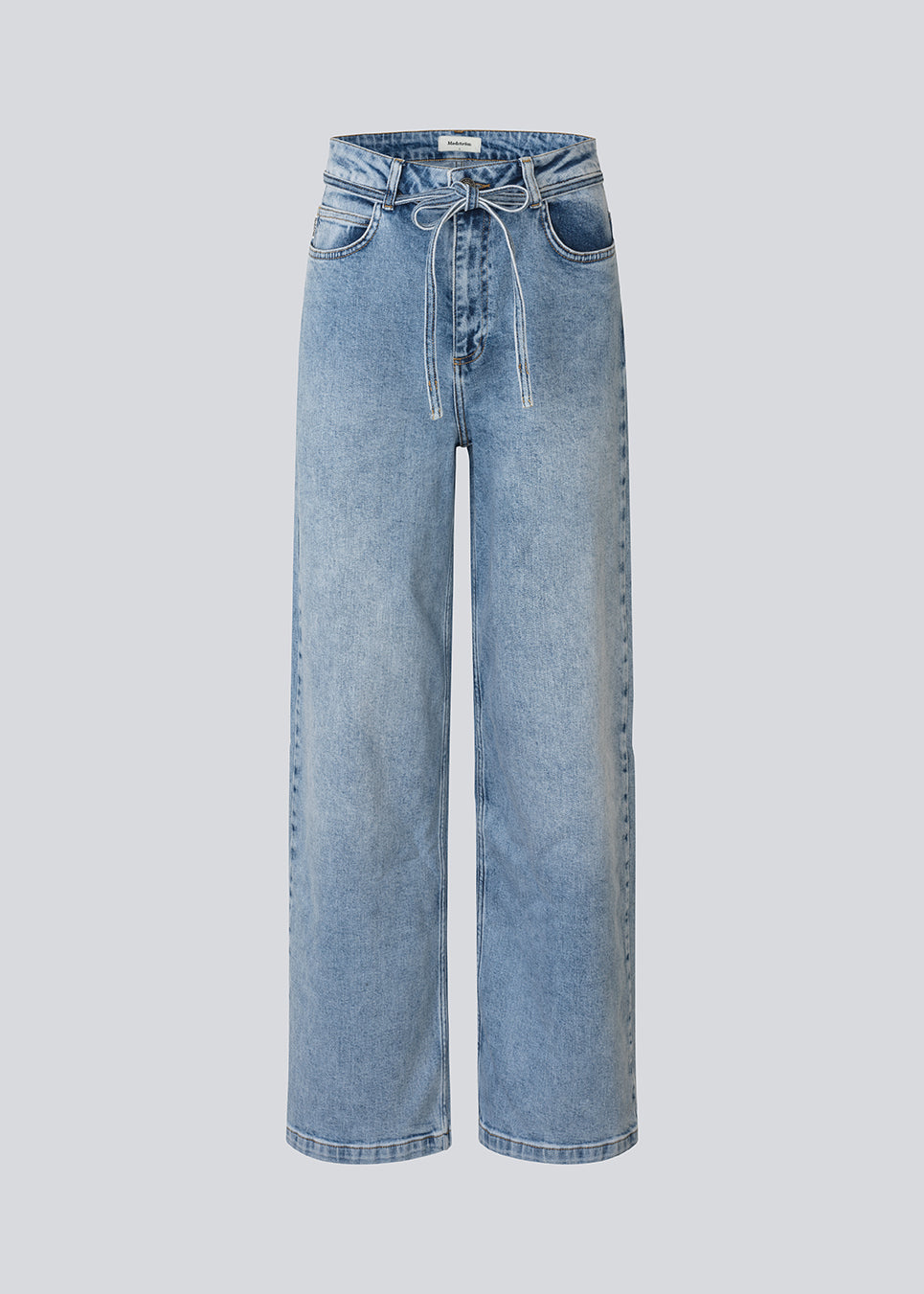 Jeans with wide legs in a cotton denim. IsoldeMD pants has a high waist, front and back pockets and a tie band at the waist.
