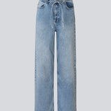 Jeans with wide legs in a cotton denim. IsoldeMD pants has a high waist, front and back pockets and a tie band at the waist.
