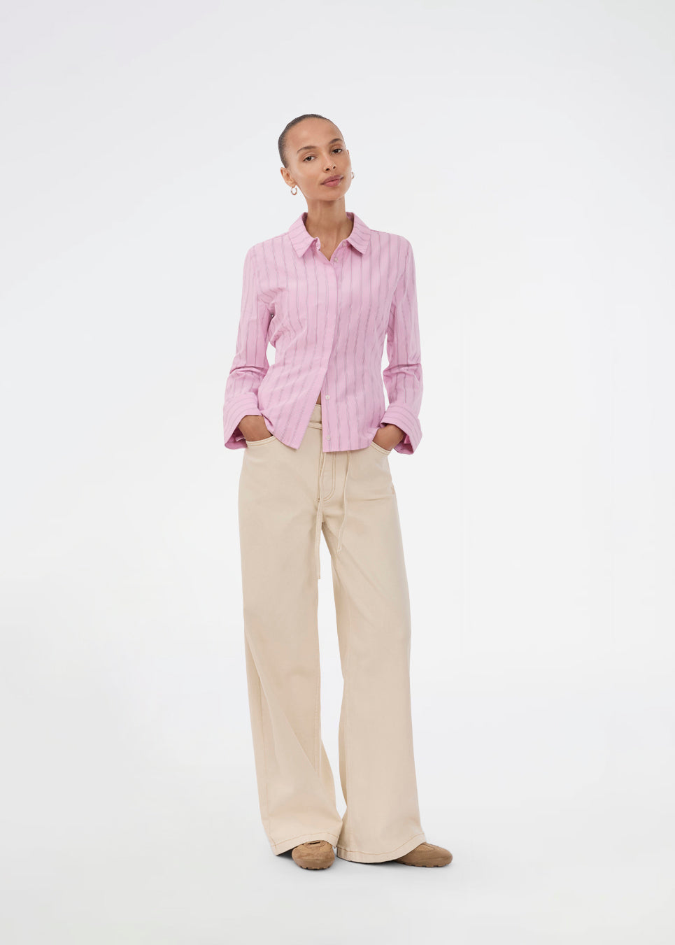 Jeans in Summer Sand with wide legs in a cotton denim. IsoldeMD solid pants has a high waist, front and back pockets and a tie band at the waist.