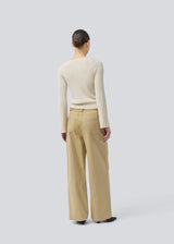 Jeans with wide legs in a cotton denim. IsoldeMD pants has a high waist, front and back pockets and a tie band at the waist. The model is 177 cm and wears a size S/36.