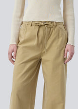 Jeans with wide legs in a cotton denim. IsoldeMD pants has a high waist, front and back pockets and a tie band at the waist. The model is 177 cm and wears a size S/36.