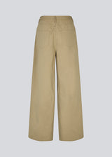 Jeans with wide legs in a cotton denim. IsoldeMD pants has a high waist, front and back pockets and a tie band at the waist. The model is 177 cm and wears a size S/36.