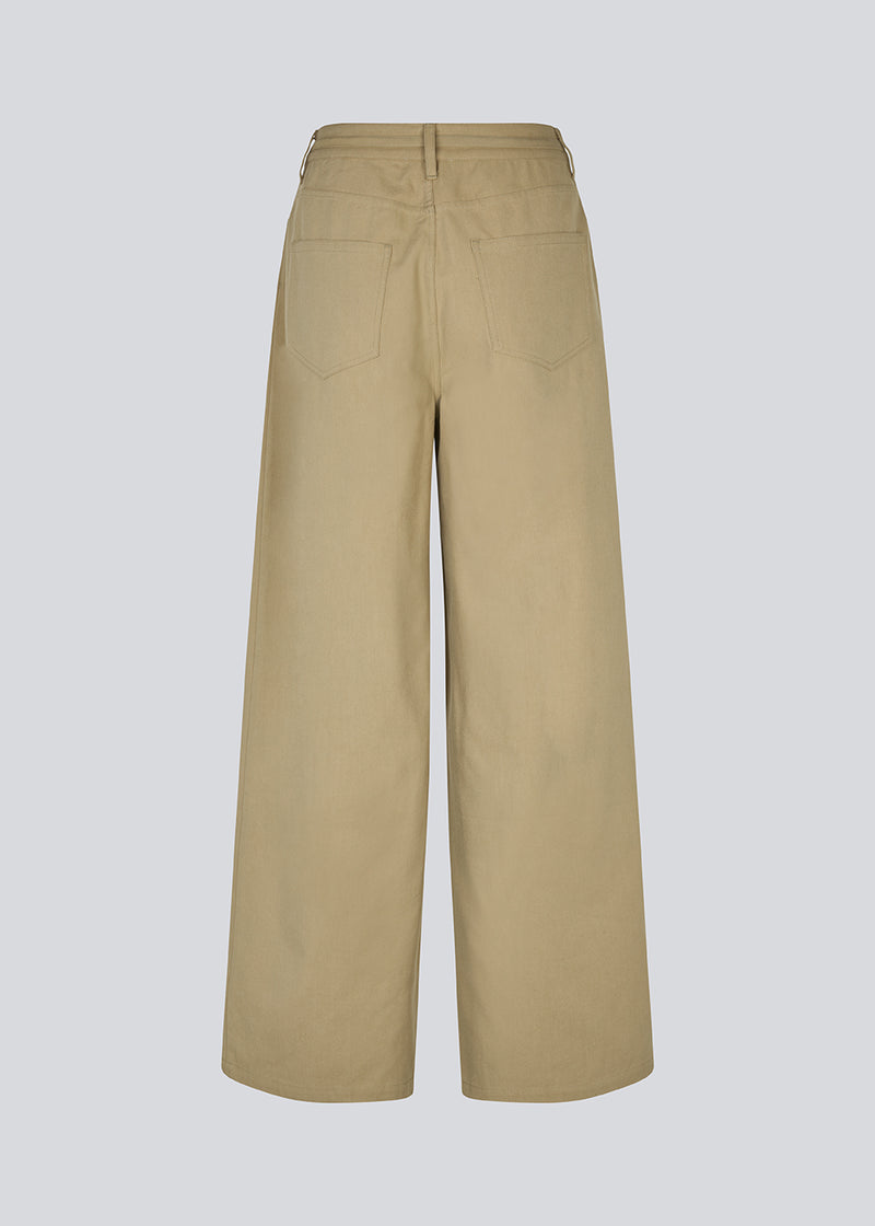 Jeans with wide legs in a cotton denim. IsoldeMD pants has a high waist, front and back pockets and a tie band at the waist. The model is 177 cm and wears a size S/36.