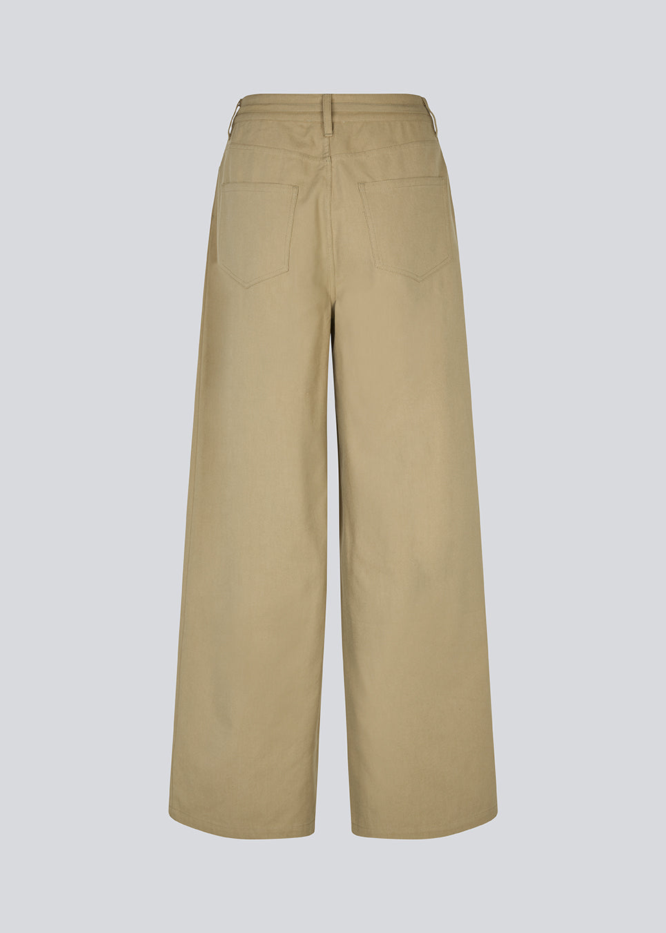 Jeans with wide legs in a cotton denim. IsoldeMD pants has a high waist, front and back pockets and a tie band at the waist. The model is 177 cm and wears a size S/36.