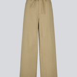 Jeans with wide legs in a cotton denim. IsoldeMD pants has a high waist, front and back pockets and a tie band at the waist. The model is 177 cm and wears a size S/36.