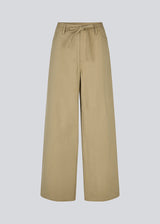 Jeans with wide legs in a cotton denim. IsoldeMD pants has a high waist, front and back pockets and a tie band at the waist. The model is 177 cm and wears a size S/36.
