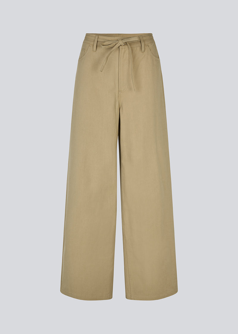 Jeans with wide legs in a cotton denim. IsoldeMD pants has a high waist, front and back pockets and a tie band at the waist. The model is 177 cm and wears a size S/36.