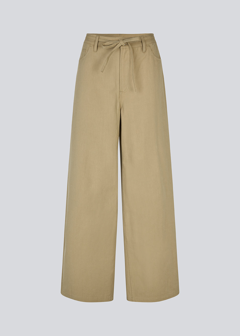 Jeans with wide legs in a cotton denim. IsoldeMD pants has a high waist, front and back pockets and a tie band at the waist. The model is 177 cm and wears a size S/36.
