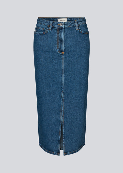 Midi skirt in denim. IvannaMD skirt has a medium-high waist, a slit in the front, and front and back pockets. The model is 177 cm and wears a size S/36.