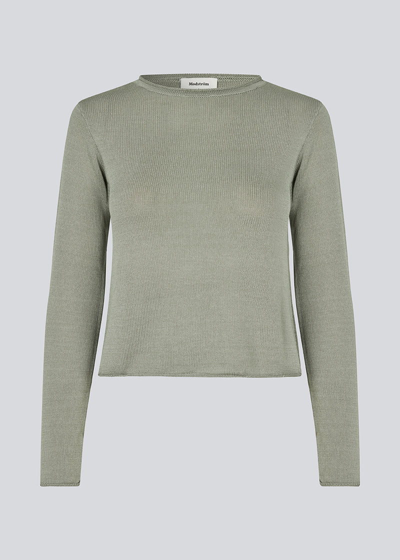 Knitted top in green with long sleeves and a wide neckline. IvonneMD O-neck has a normal fit.