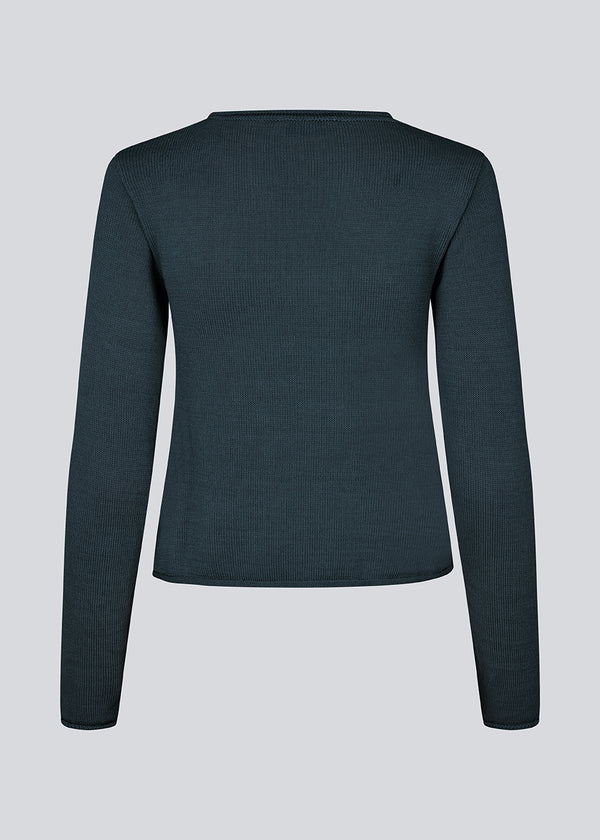 Knitted blouse in dark navy with long sleeves and a wide neckline. IvonneMD O-neck has a normal fit.