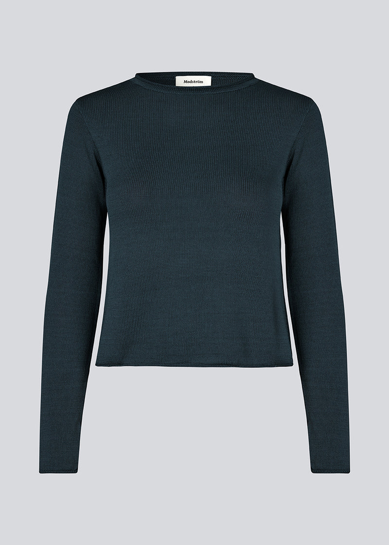 Knitted blouse in dark navy with long sleeves and a wide neckline. IvonneMD O-neck has a normal fit.