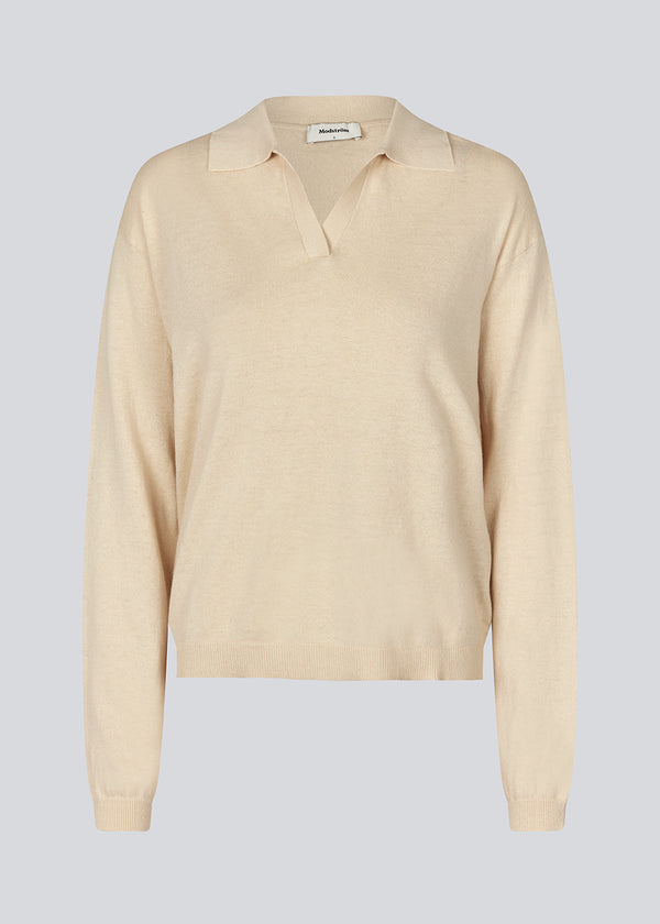 Knit with a v-neckline and a shirt collar. IvoryMD v-neck has ribbed edges at the bottom and sleeves.