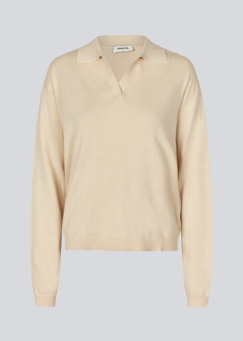 Knit with a v-neckline and a shirt collar. IvoryMD v-neck has ribbed edges at the bottom and sleeves.