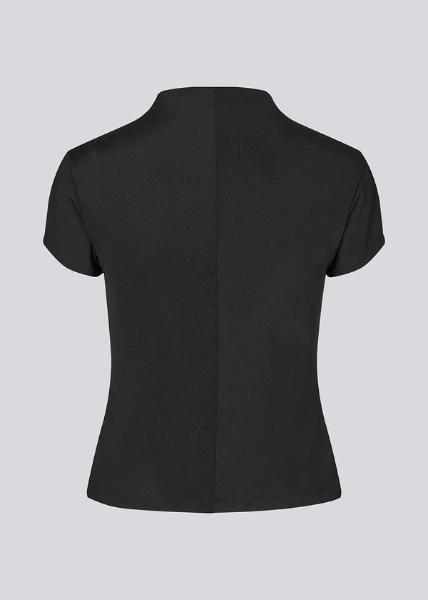 Slightly cropped t-shirt in black in an elastic material. IxanaMD top has short sleeves and a high neck.&nbsp;
