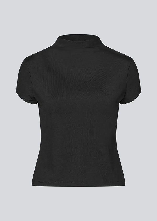 Slightly cropped t-shirt in black in an elastic material. IxanaMD top has short sleeves and a high neck.&nbsp;