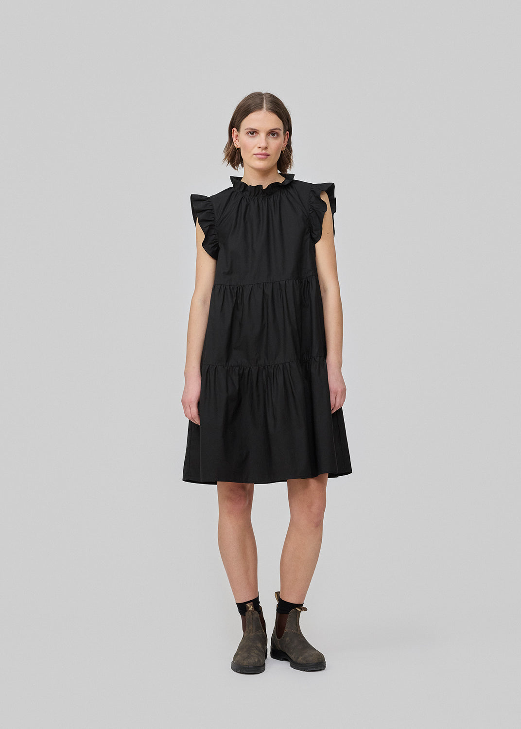 Sleeveless bæack dress in a casual fit. The IzakMD dress has ruffle detail at the sleeve and neck and is closed with a hidden zipper in the back. The model is 177 cm and wears a size S/36.