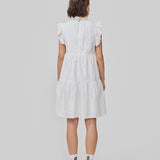 Sleeveless white dress in casual fit. The IZakMD dress has a ruffle detail at the sleeve and neck and is closed with a hidden zipper in the back. The model is 177 cm and wears a size S/36.
