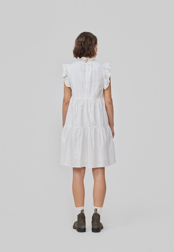 Sleeveless white dress in casual fit. The IZakMD dress has a ruffle detail at the sleeve and neck and is closed with a hidden zipper in the back. The model is 177 cm and wears a size S/36.