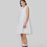 Sleeveless white dress in casual fit. The IZakMD dress has a ruffle detail at the sleeve and neck and is closed with a hidden zipper in the back. The model is 177 cm and wears a size S/36.