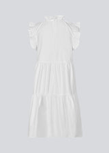 Sleeveless white dress in casual fit. The IZakMD dress has a ruffle detail at the sleeve and neck and is closed with a hidden zipper in the back. The model is 177 cm and wears a size S/36.